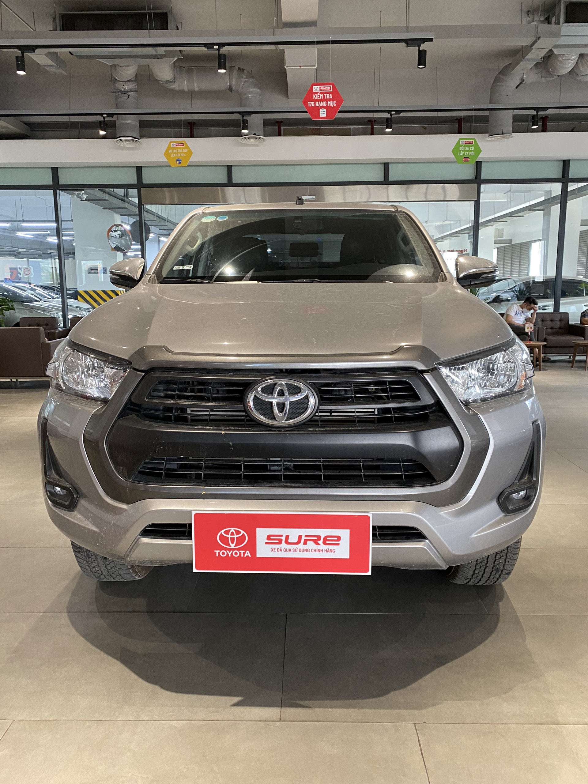Toyota Hilux 2.4AT 2020 - Bạc