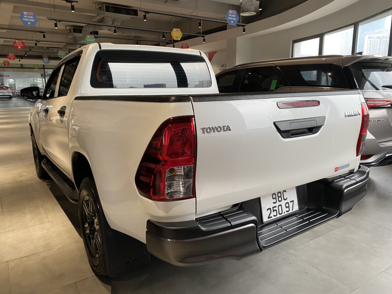 Toyota Hilux 2.4MT 2021 -Trắng